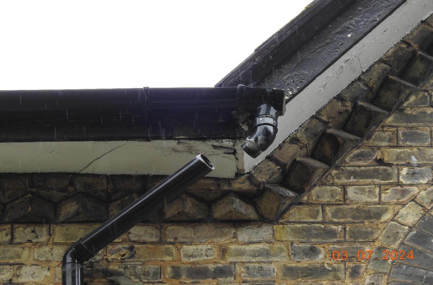 Detached rain water pipe